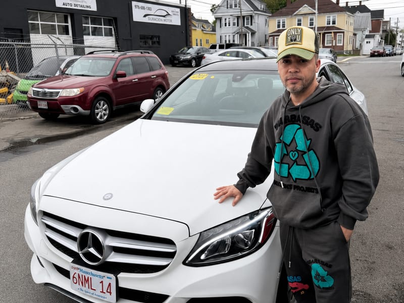 Richar con su Mercedes-Benz en Exclusive Motors