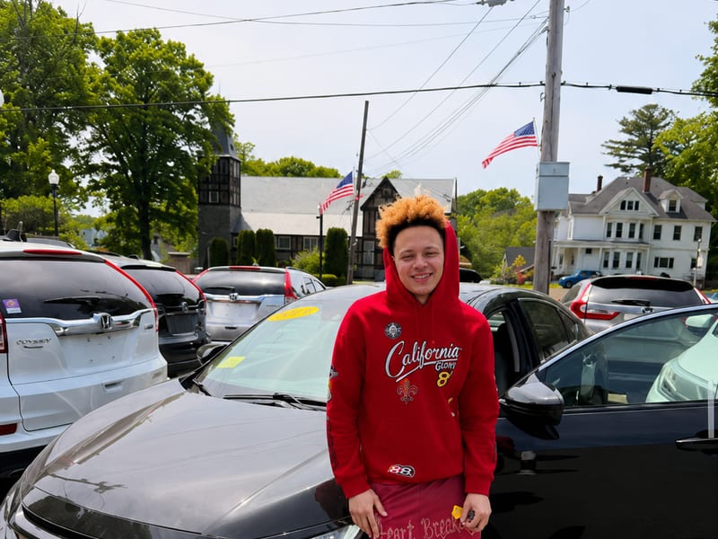 Yan Carlos Matos con su Honda Civic en Exclusive Motors